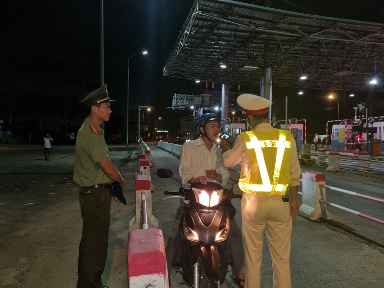 Lập chốt s&aacute;t trạm thu ph&iacute;, CSGT B&igrave;nh Định t&oacute;m gọn h&agrave;ng loạt "ma men"- Ảnh 10.