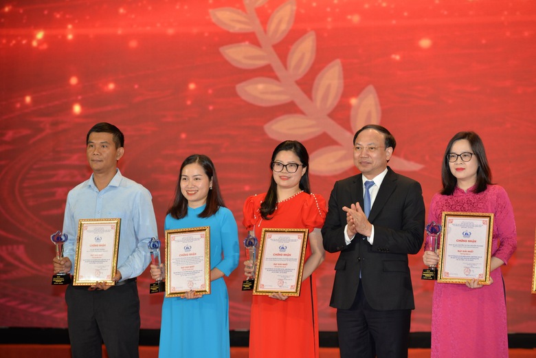 Trao giải t&aacute;c phẩm văn học nghệ thuật, b&aacute;o ch&iacute; kỷ niệm 60 năm th&agrave;nh lập tỉnh Quảng Ninh - Ảnh 1.