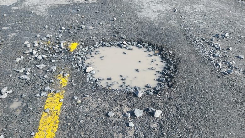 V&igrave; sao một tuyến đường ở Đồng Th&aacute;p hai năm sử dụng m&agrave; mưa l&agrave; hư? - Ảnh 1.