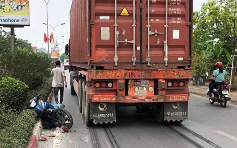 Hiện trường vụ tai nạn giữa &ocirc; t&ocirc; đầu k&eacute;o v&agrave; xe m&aacute;y khiến hai người tử vong.