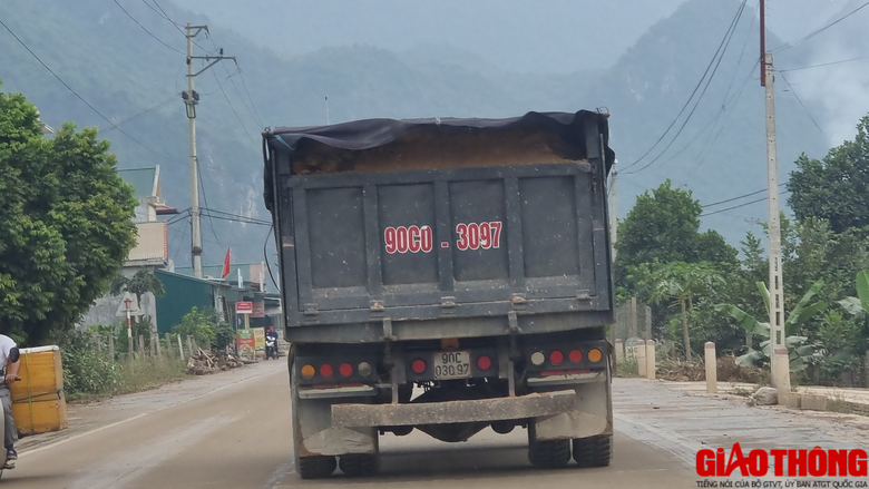 Ho&agrave; B&igrave;nh: Xe chở c&oacute; ngọn lộng h&agrave;nh, người d&acirc;n bức x&uacute;c chặn đường   - Ảnh 1.