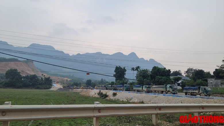 Ho&agrave; B&igrave;nh: Xe chở c&oacute; ngọn lộng h&agrave;nh, người d&acirc;n bức x&uacute;c chặn đường   - Ảnh 6.