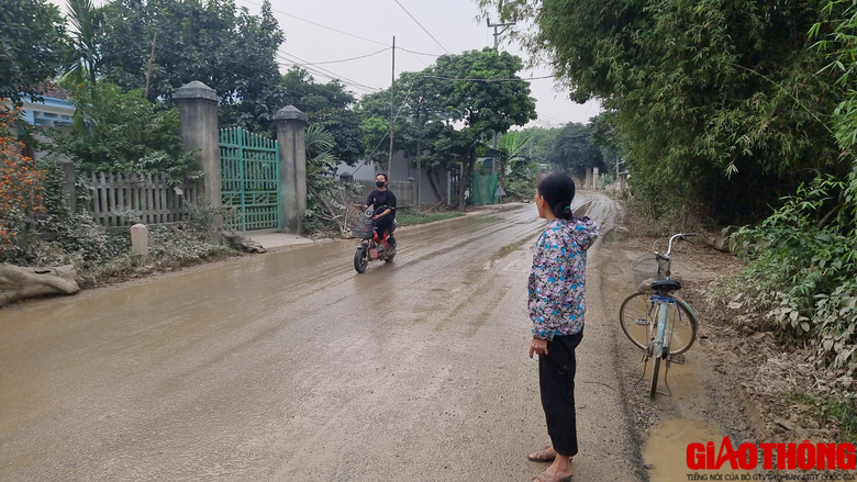 Ho&agrave; B&igrave;nh: Xe chở c&oacute; ngọn lộng h&agrave;nh, người d&acirc;n bức x&uacute;c chặn đường   - Ảnh 4.