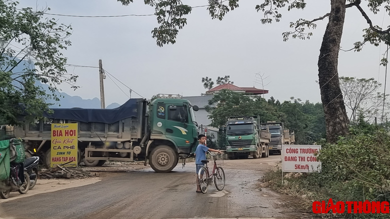 Xe chở c&oacute; ngọn lộng h&agrave;nh tr&ecirc;n c&aacute;c tuyến đường tỉnh ở H&ograve;a B&igrave;nh   - Ảnh 3.