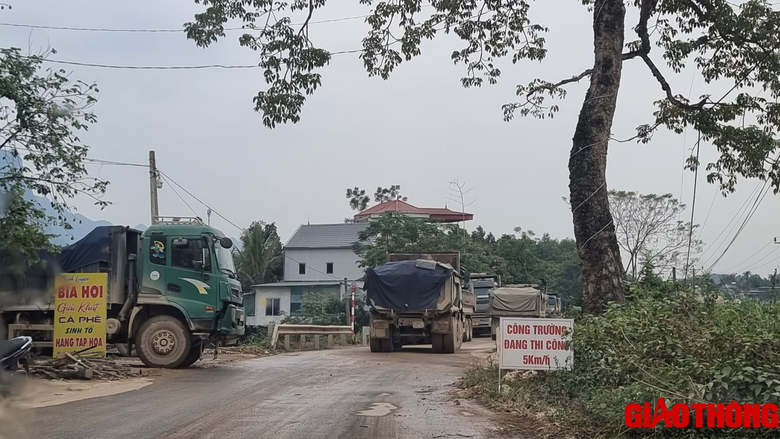 Xe chở c&oacute; ngọn lộng h&agrave;nh tr&ecirc;n c&aacute;c tuyến đường tỉnh ở H&ograve;a B&igrave;nh   - Ảnh 4.