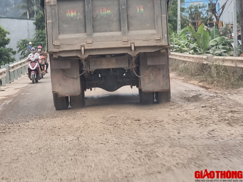 Xe chở c&oacute; ngọn lộng h&agrave;nh tr&ecirc;n c&aacute;c tuyến đường tỉnh ở H&ograve;a B&igrave;nh   - Ảnh 6.