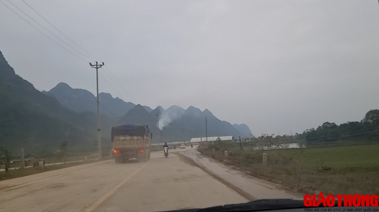 Xe chở c&oacute; ngọn lộng h&agrave;nh tr&ecirc;n c&aacute;c tuyến đường tỉnh ở H&ograve;a B&igrave;nh   - Ảnh 8.