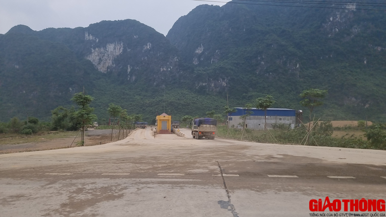 Xe chở c&oacute; ngọn lộng h&agrave;nh tr&ecirc;n c&aacute;c tuyến đường tỉnh ở H&ograve;a B&igrave;nh   - Ảnh 9.