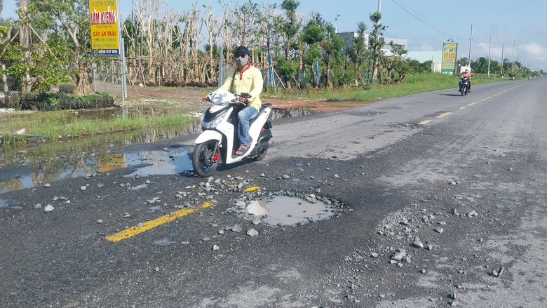 V&igrave; sao một tuyến đường ở Đồng Th&aacute;p hai năm sử dụng m&agrave; mưa l&agrave; hư? - Ảnh 2.