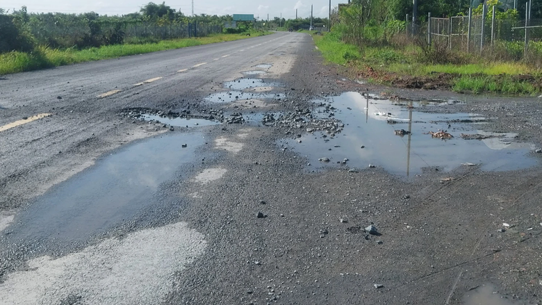 V&igrave; sao một tuyến đường ở Đồng Th&aacute;p hai năm sử dụng m&agrave; mưa l&agrave; hư? - Ảnh 3.