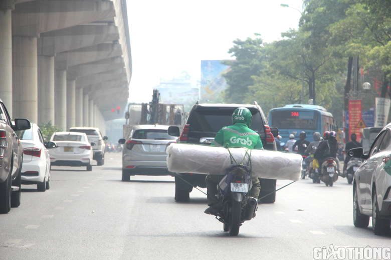 Tràn lan vi phạm giao thông của cánh xe ôm công nghệ, shipper giao hàng - Ảnh 3. Tràn lan vi phạm giao thông của cánh xe ôm công nghệ, shipper giao hàng - Ảnh 3.