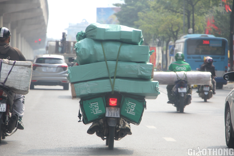 Tràn lan vi phạm giao thông của cánh xe ôm công nghệ, shipper giao hàng - Ảnh 4. Tràn lan vi phạm giao thông của cánh xe ôm công nghệ, shipper giao hàng - Ảnh 4.