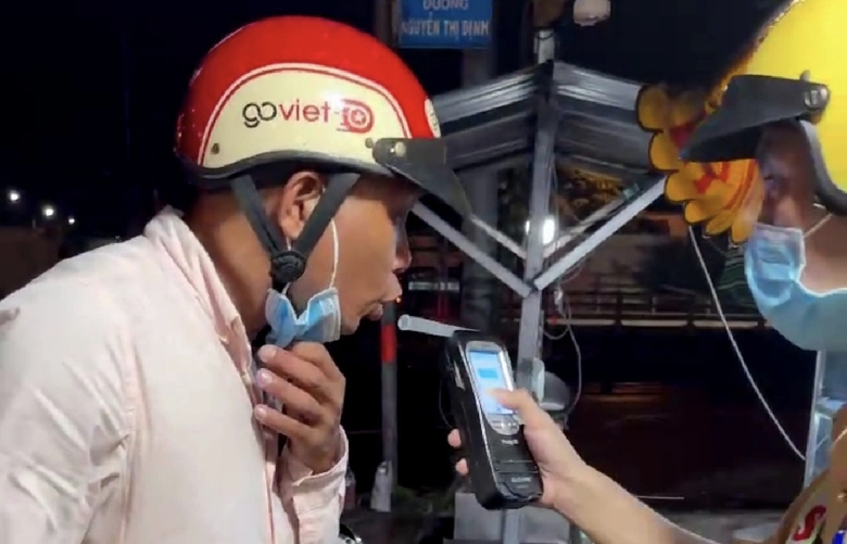 Đối tượng n&eacute;m đ&aacute; v&agrave;o đầu Đại u&yacute; CSGT C&aacute;t L&aacute;i ra đầu th&uacute; - Ảnh 1.