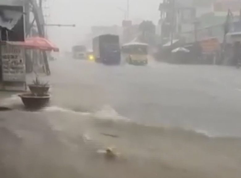 Mưa lớn g&acirc;y ngập nặng tr&ecirc;n QL20 - Ảnh 2.