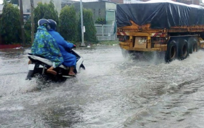 Mưa lớn g&acirc;y ngập nặng tr&ecirc;n QL20 - Ảnh 1.