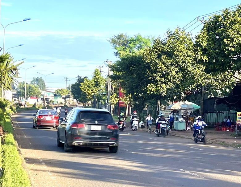 Gia Lai: Đảm bảo ATGT cho học sinh khi trường s&aacute;t quốc lộ - Ảnh 2.