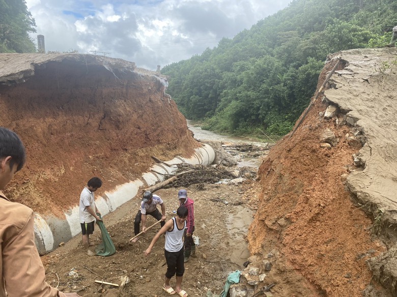 Quảng Trị: Đảm bảo giao th&ocirc;ng, khẩn trương khắc phục hậu quả do mưa lũ - Ảnh 2.