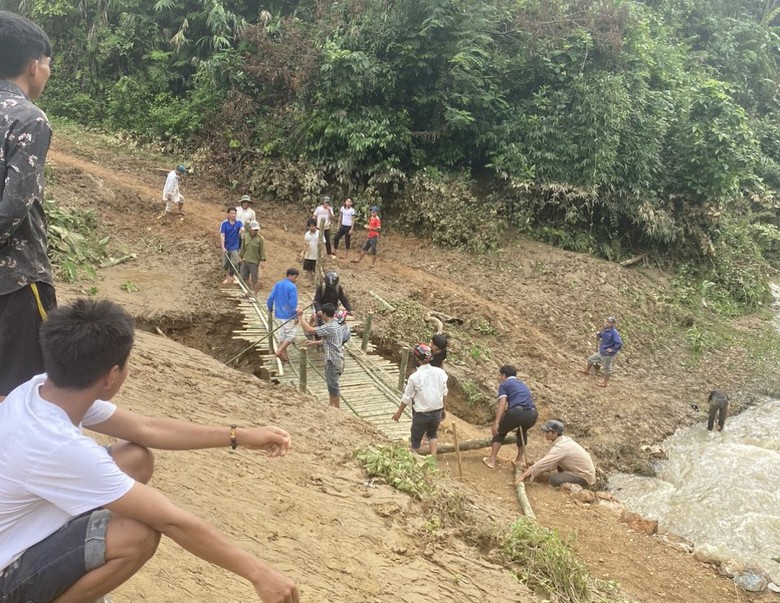 Quảng Trị: Đảm bảo giao th&ocirc;ng, khẩn trương khắc phục hậu quả do mưa lũ - Ảnh 1.