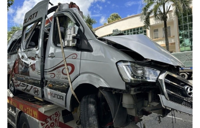 Diễn biến mới vụ xe kh&aacute;ch Th&agrave;nh Bưởi t&ocirc;ng xe 16 chỗ: Đ&atilde; truy t&igrave;m được chủ xe? - Ảnh 1.