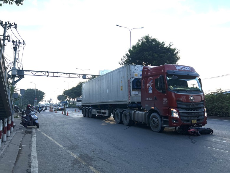 Xe container va chạm xe m&aacute;y, người đ&agrave;n &ocirc;ng bị cuốn v&agrave;o gầm, tử vong - Ảnh 2.