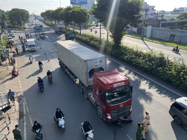 Xe container va chạm xe m&aacute;y, người đ&agrave;n &ocirc;ng bị cuốn v&agrave;o gầm, tử vong - Ảnh 1.