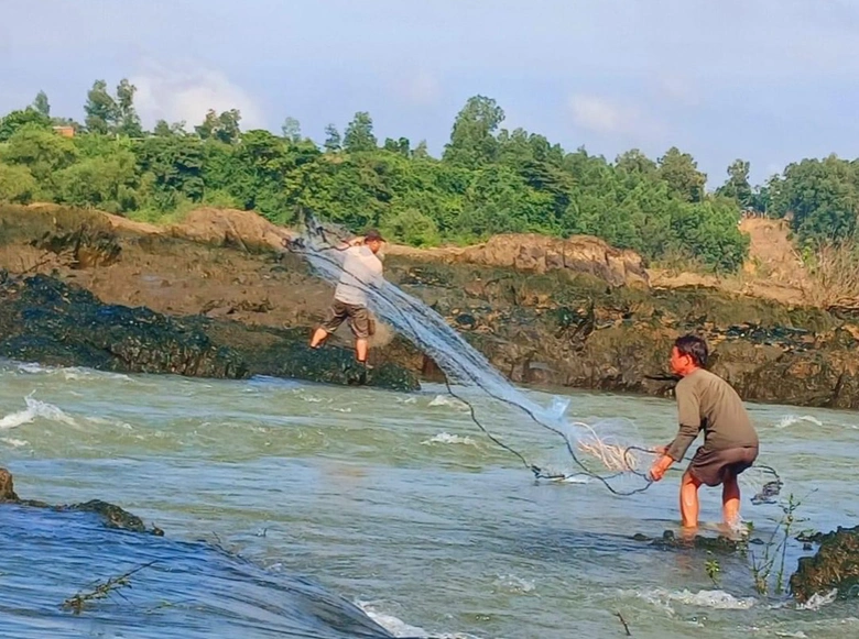 Người d&acirc;n Đồng Nai lại n&ocirc; nức k&eacute;o xuống ch&acirc;n đập Trị An bắt c&aacute; khủng - Ảnh 1.