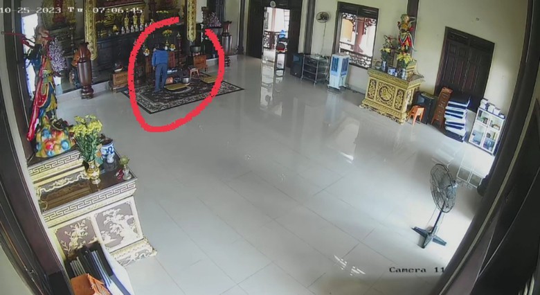 Bắt cặp vợ chồng đạo ch&iacute;nh c&oacute; nhiều tiền &aacute;n v&agrave;o ch&ugrave;a "khu&acirc;n" tiền c&ocirc;ng đức - Ảnh 2.
