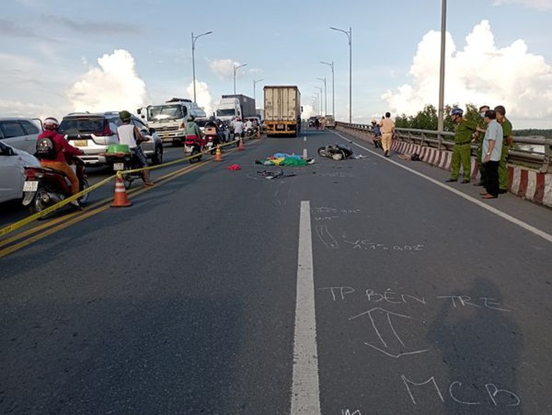 Sau va chạm với xe ba gác, hai mẹ con ngã xuống đường bị xe container cán tử vong - Ảnh 1. Sau va chạm với xe ba gác, hai mẹ con ngã xuống đường bị xe container cán tử vong - Ảnh 1.