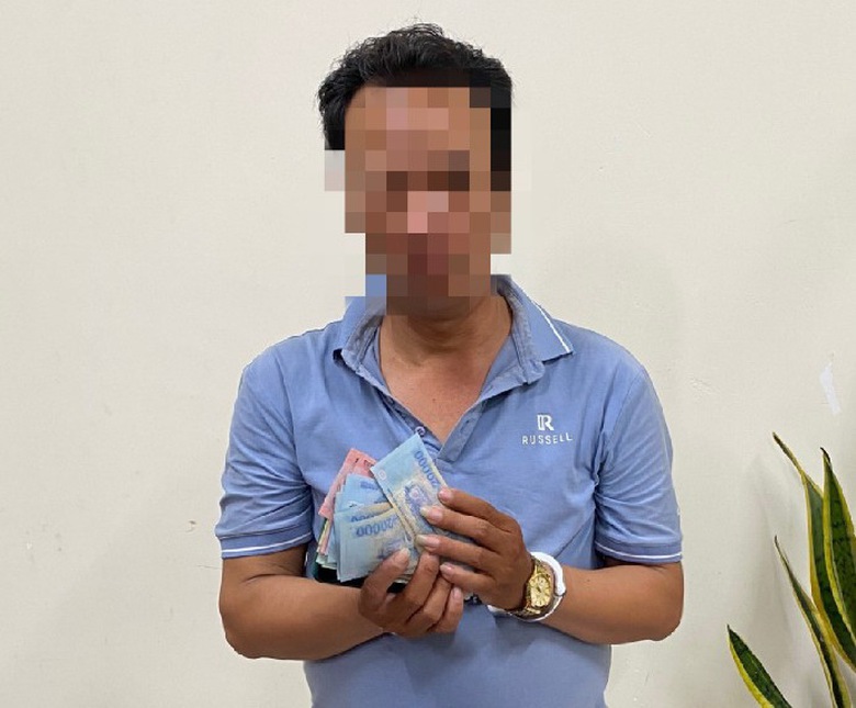 Bắt cặp vợ chồng đạo ch&iacute;nh c&oacute; nhiều tiền &aacute;n v&agrave;o ch&ugrave;a "khu&acirc;n" tiền c&ocirc;ng đức - Ảnh 1.