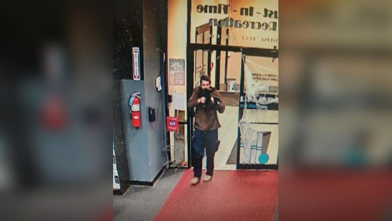 Xả s&uacute;ng h&agrave;ng loạt tại Mỹ, h&agrave;ng chục người thương vong - Ảnh 1.