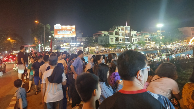 D&ograve;ng người đổ về phố đi bộ đầu ti&ecirc;n ở Ho&agrave; B&igrave;nh trong ng&agrave;y khai trương - Ảnh 1.