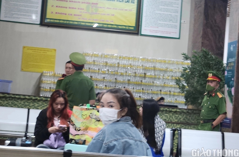 Nhiều Cảnh s&aacute;t, xe biển xanh c&oacute; mặt trong bến xe Th&agrave;nh Bưởi ở TP Đ&agrave; Lạt - Ảnh 1.