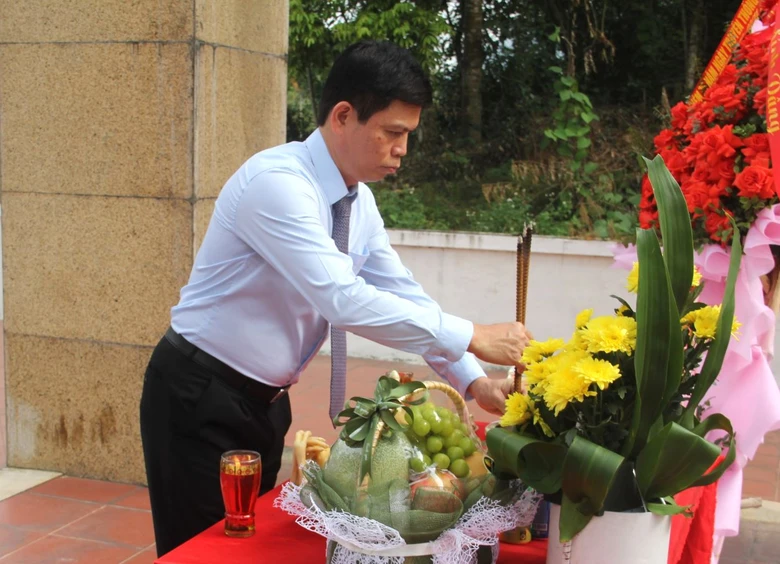 Đảng ủy Bộ GTVT d&acirc;ng hương tại Di t&iacute;ch lịch sử trụ sở Bộ Giao th&ocirc;ng c&ocirc;ng ch&iacute;nh - Ảnh 1.