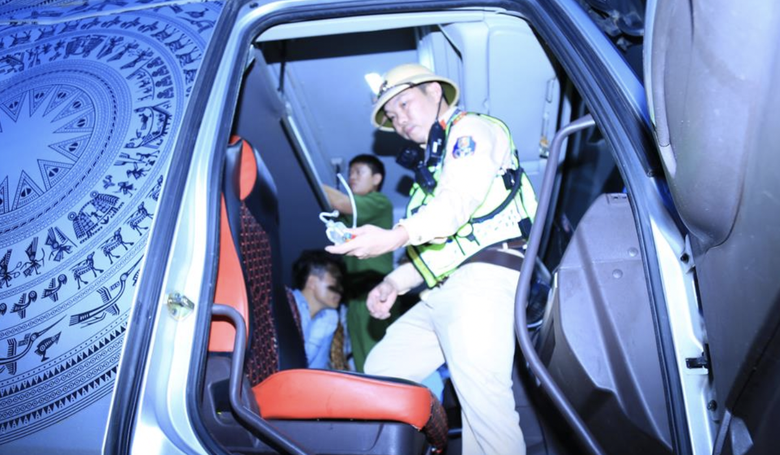 Lập chốt tr&ecirc;n QL20 c&ocirc;ng an ph&aacute;t hiện s&aacute;u t&agrave;i xế dương t&iacute;nh với ma t&uacute;y - Ảnh 3.