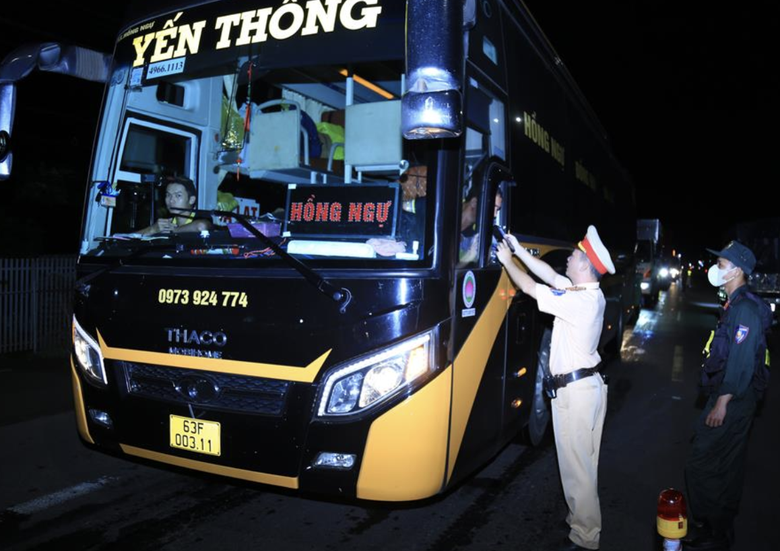 Lập chốt tr&ecirc;n QL20 c&ocirc;ng an ph&aacute;t hiện s&aacute;u t&agrave;i xế dương t&iacute;nh với ma t&uacute;y - Ảnh 2.