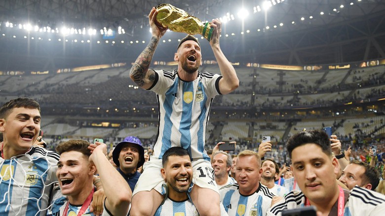 Gi&agrave;nh Quả b&oacute;ng V&agrave;ng thứ 8, Messi lập loạt kỷ lục v&ocirc; tiền kho&aacute;ng hậu?  - Ảnh 1.
