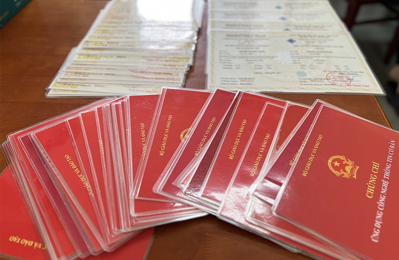 Th&ecirc;m 4 bị can bị khởi tố li&ecirc;n quan vụ l&agrave;m giả nhiều văn bằng, chứng chỉ ở An Giang - Ảnh 3.