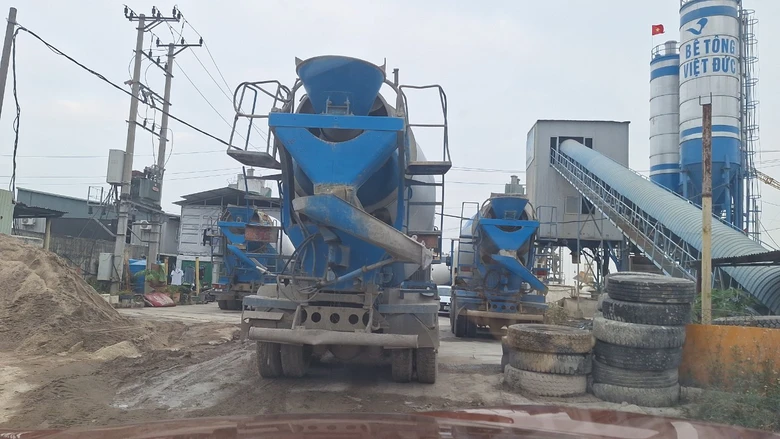 Xe qu&aacute; tải &ugrave;n &ugrave;n từ trạm trộn b&ecirc; t&ocirc;ng đến khu c&ocirc;ng nghiệp tại Bắc Giang - Ảnh 2.