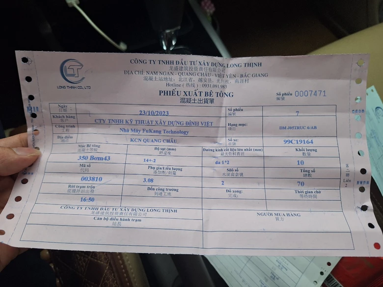 Xe qu&aacute; tải &ugrave;n &ugrave;n từ trạm trộn b&ecirc; t&ocirc;ng đến khu c&ocirc;ng nghiệp tại Bắc Giang - Ảnh 3.
