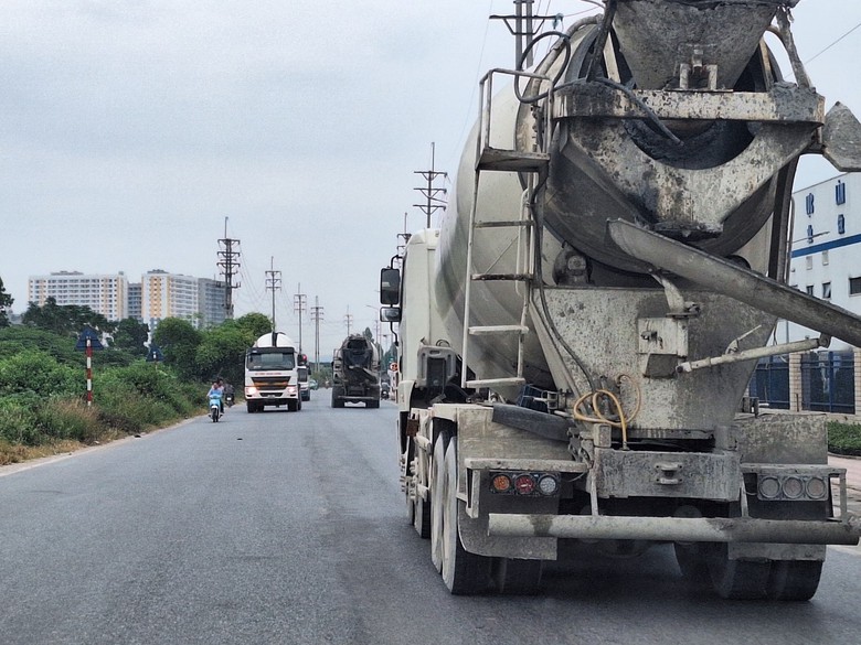 Xe qu&aacute; tải &ugrave;n &ugrave;n từ trạm trộn b&ecirc; t&ocirc;ng đến khu c&ocirc;ng nghiệp tại Bắc Giang - Ảnh 1.