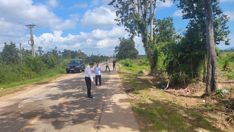 TNGT 4 người chết tại Gia Lai, hiện trường chỉ c&oacute; 1 mũ bảo hiểm - Ảnh 1.