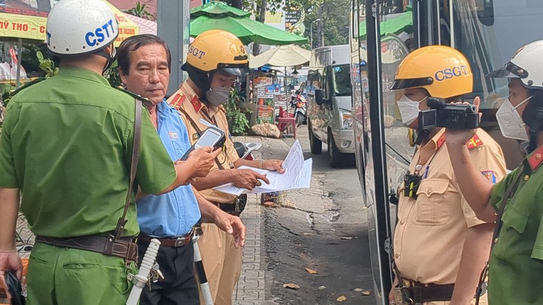 C&ocirc;ng an TP.HCM đang l&agrave;m việc tại trụ sở c&ocirc;ng ty Th&agrave;nh Bưởi - Ảnh 2.