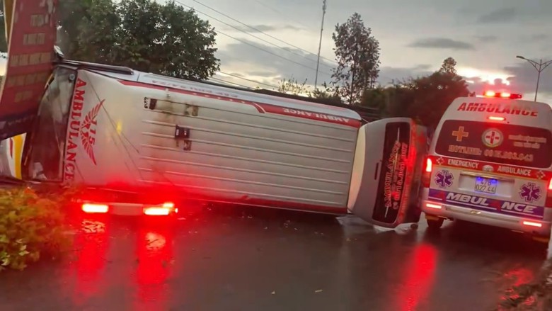 Xe cứu thương bị tai nạn, ch&aacute;u b&eacute; 1 tuổi tử vong - Ảnh 1.