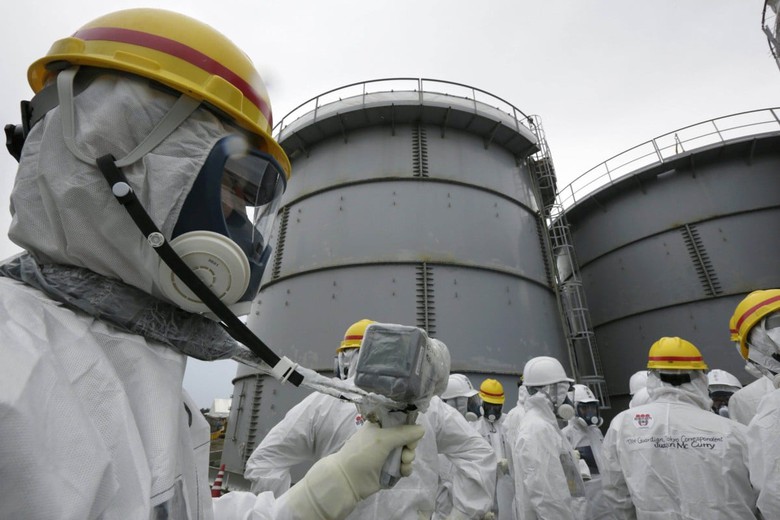 2 nh&acirc;n vi&ecirc;n nhập viện v&igrave; bị chất lỏng chứa vật liệu ph&oacute;ng xạ nh&agrave; m&aacute;y Fukushima phun tr&uacute;ng - Ảnh 1.