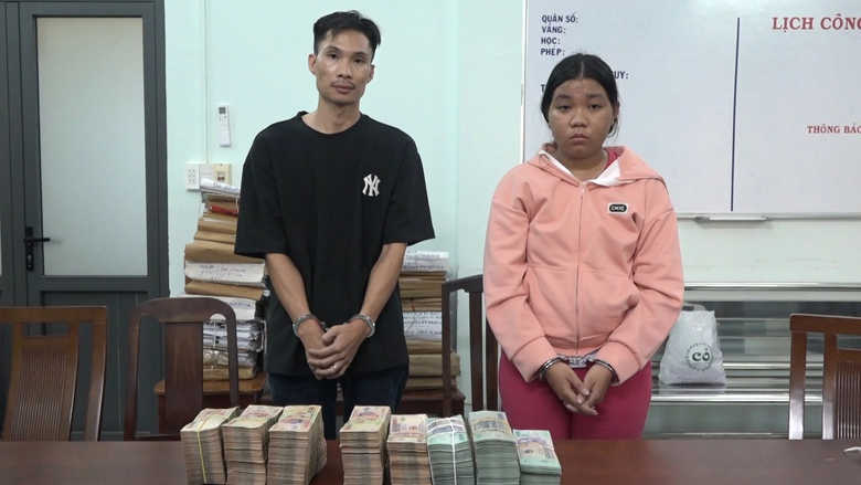 Băng nh&oacute;m cướp gần 4 tỷ đồng ở ng&acirc;n h&agrave;ng Sacombank sa lưới - Ảnh 2.