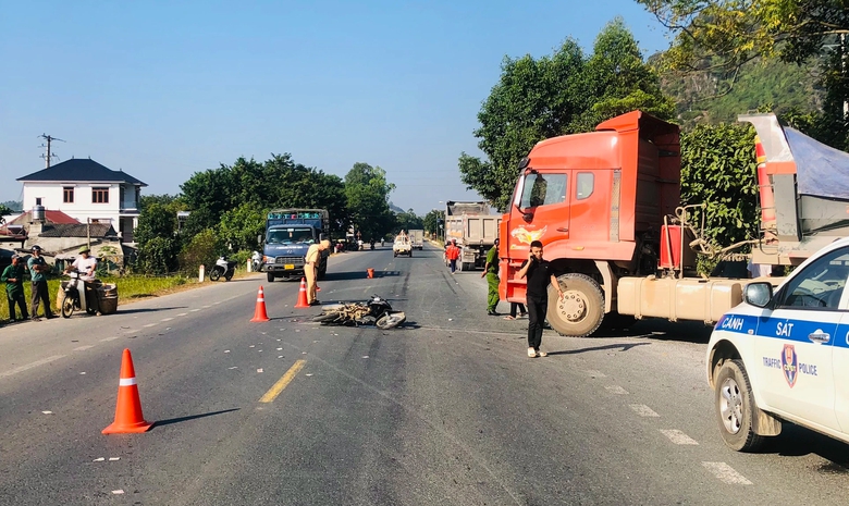 Đầu đầu &ocirc; t&ocirc; đầu k&eacute;o l&uacute;c chuyển hướng tr&ecirc;n QL1A, nam t&agrave;i xế xe m&ocirc; t&ocirc; tử vong - Ảnh 1.