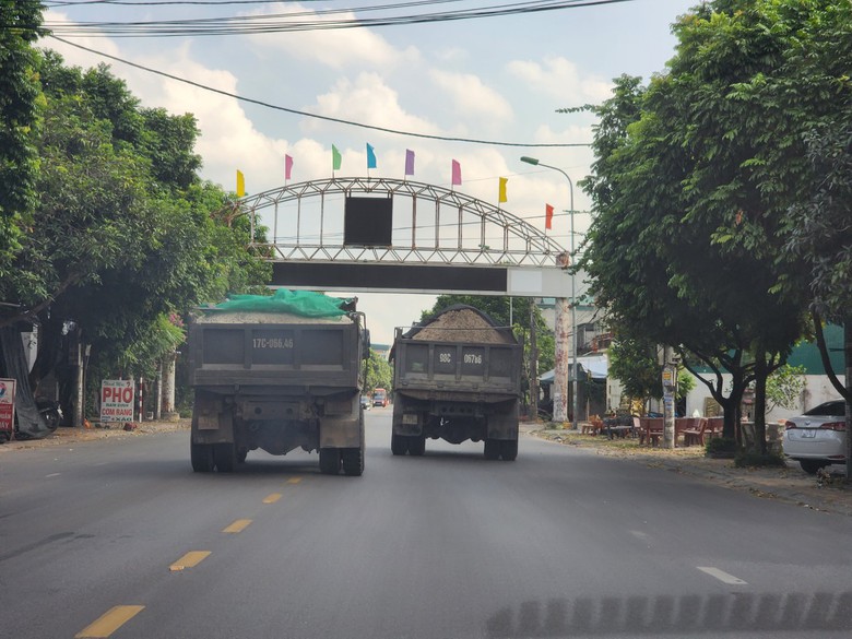 Th&aacute;i B&igrave;nh: Xe nghi qu&aacute; tải lộng h&agrave;nh, vắng b&oacute;ng lực lượng chức năng - Ảnh 4.