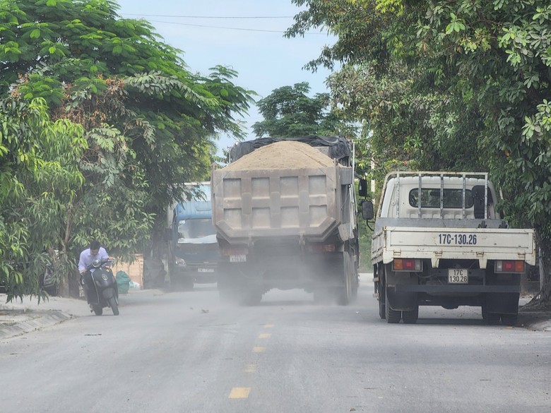 Th&aacute;i B&igrave;nh: Xe nghi qu&aacute; tải lộng h&agrave;nh, vắng b&oacute;ng lực lượng chức năng - Ảnh 1.