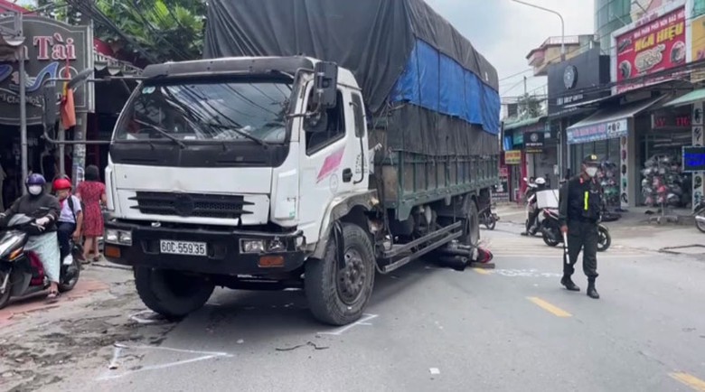 Hiện trường xe tải va chạm li&ecirc;n ho&agrave;n khiến một người phụ nữ tử vong.