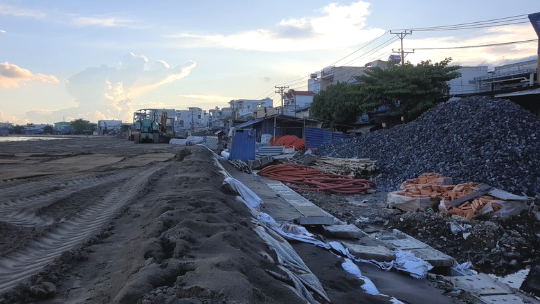 C&ocirc;ng trường k&egrave; s&ocirc;ng Cần Thơ ngổn ngang trước thời hạn c&ograve;n 2 th&aacute;ng để ho&agrave;n th&agrave;nh - Ảnh 9.